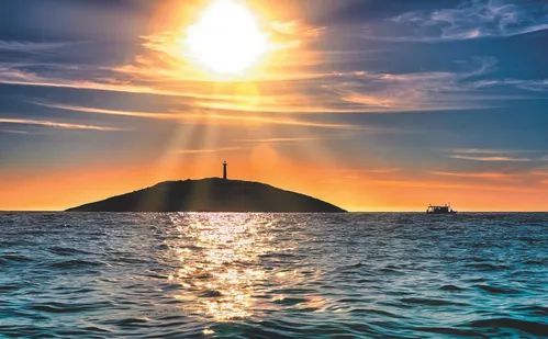 
          Imagem ilustrativa da imagem Belezas de Guarapari em livro de luxo com 200 fotos
          