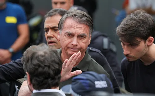 
          Imagem ilustrativa da imagem Bolsonaro inicia reabilitação pós-operatória
          