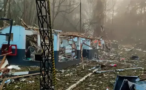 
          Imagem ilustrativa da imagem Bombeiros reiniciam buscas pelos corpos de vítimas de explosão em fábrica no Paraná
          