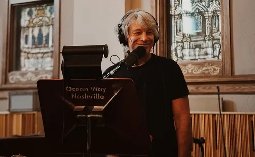 
          Imagem ilustrativa da imagem Bon Jovi conta como virou um avô coruja: 'É loucura, mas é maravilhoso!'
          