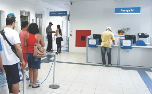 
          Imagem ilustrativa da imagem Governo federal anuncia bônus para reduzir fila do INSS
          