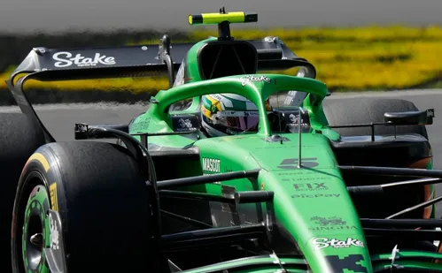 
          Imagem ilustrativa da imagem F1: Verstappen e Ocon largam dos boxes, e Bortoleto ganha posições em Interlagos
          