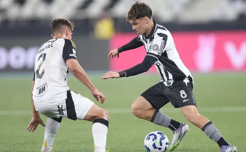 
          Imagem ilustrativa da imagem Botafogo supera metade do jogo com um a menos e vence Atlético-MG em casa
          