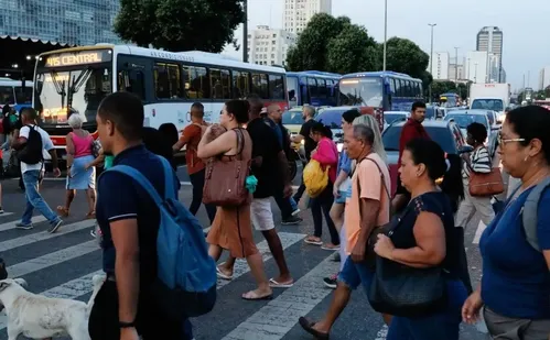 
          Imagem ilustrativa da imagem Brasil tem queda na desigualdade em educação, emprego e meio ambiente
          