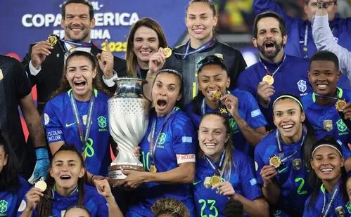 
          Imagem ilustrativa da imagem Brasil vê Marta brilhar, supera Colômbia e conquista Copa América pela 9ª vez
          