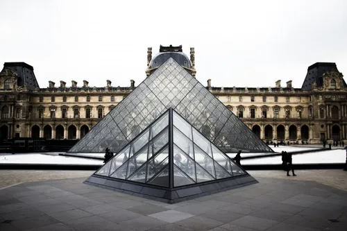 
          Imagem ilustrativa da imagem Brasileiros contam como saíram às pressas do Louvre: 'Foi assustador'
          