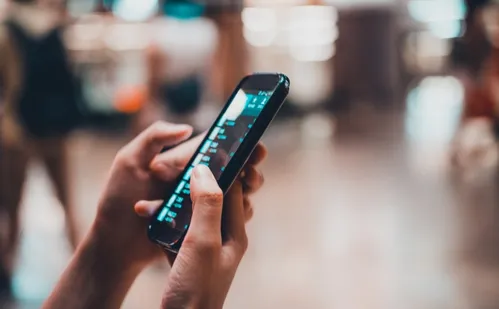 
          Imagem ilustrativa da imagem Pesquisa mostra avanço em salas de aula com proibição de celulares
          