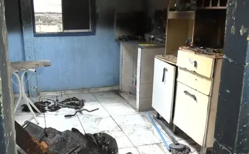 
          Imagem ilustrativa da imagem Briga de família acaba em casa incendiada e suspeito preso em Vitória
          