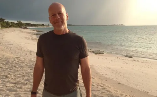 
          Imagem ilustrativa da imagem Bruce Willis perdeu habilidades de fala, revela companheira
          