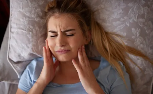 
          Imagem ilustrativa da imagem Bruxismo é intensificado por ansiedade e estresse e pode causar fratura de dentes
          