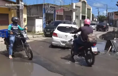 
          Imagem ilustrativa da imagem Buracos e alagamentos dificultam passagem de veículos na Rua Vietnã, em Pau Amarelo
          