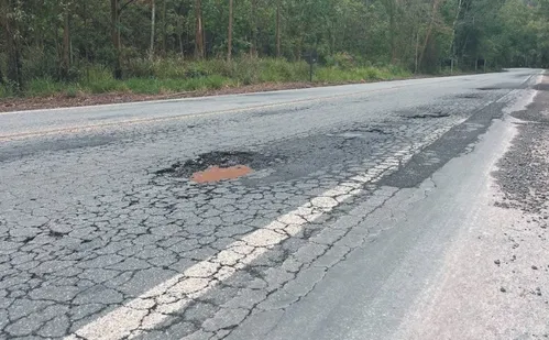 
          Imagem ilustrativa da imagem Buracos e falta de sinalização na BR-262 afastam turistas
          