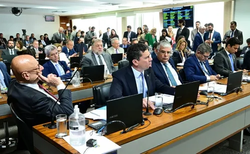 
          Imagem ilustrativa da imagem CCJ do Senado rejeita PEC da Blindagem por unanimidade
          