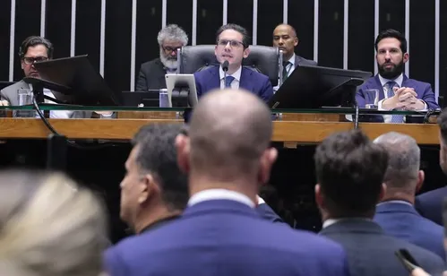 
          Imagem ilustrativa da imagem Câmara aprova urgência de projeto contra adultização de crianças
          