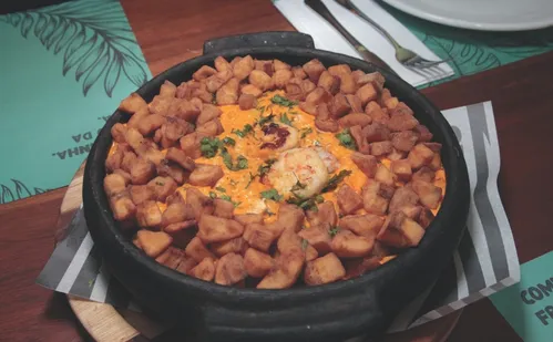 
          Imagem ilustrativa da imagem Camarão Capixaba: arroz cremoso que une moqueca e banana
          