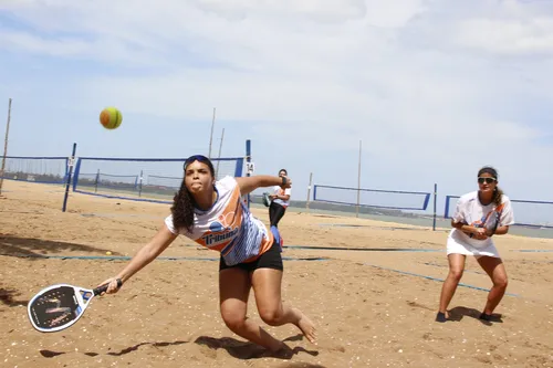 
          Imagem ilustrativa da imagem Camburi coroa os reis e as rainhas do beach tennis
          