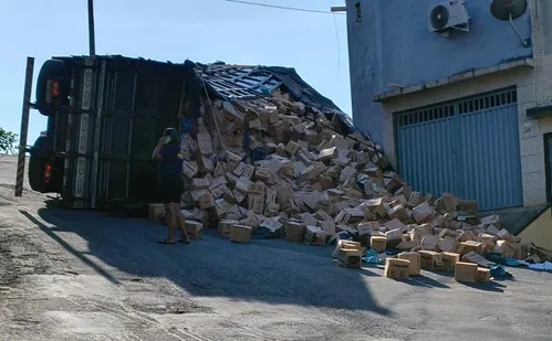 
          Imagem ilustrativa da imagem Caminhão carregado com sacolas tomba e bloqueia rua de Cariacica
          