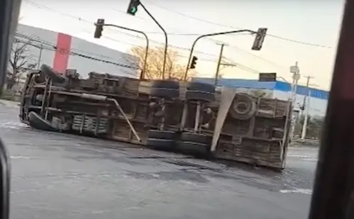 
          Imagem ilustrativa da imagem Caminhão carregado de papelão tomba e interdita BR-101 na Serra
          