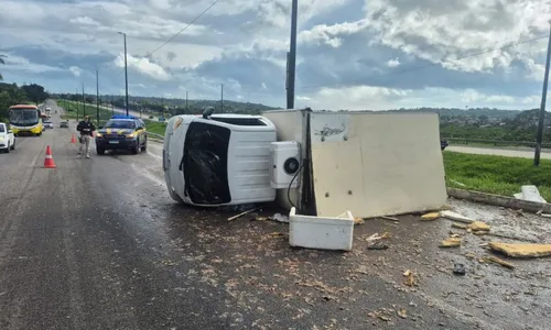 
          Imagem ilustrativa da imagem Caminhão com carga de camarões tomba na BR-101 e carga é saqueada
          