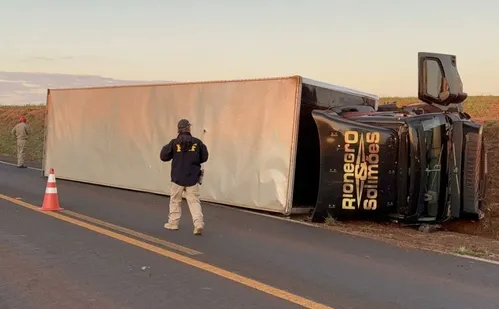 
          Imagem ilustrativa da imagem Caminhão da dupla Rionegro & Solimões se envolve em grave acidente no Paraná
          