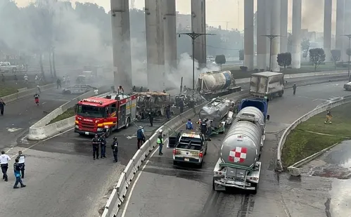
          Imagem ilustrativa da imagem Caminhão-tanque explode no México e deixa ao menos 10 mortos e 70 feridos
          