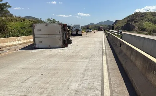 
          Imagem ilustrativa da imagem Caminhão tomba no Contorno do Mestre Álvaro e interdita pista parcialmente
          