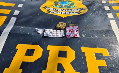 
          Imagem ilustrativa da imagem Caminhoneiro é flagrado dirigindo sem descanso e sob efeito de drogas na BR-262
          