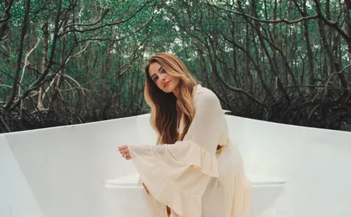 
          Imagem ilustrativa da imagem Cantora gospel lança música inspirada no filho autista
          