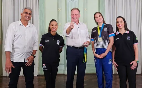 
          Imagem ilustrativa da imagem Capixabas medalhistas no Mundial de Ginástica Rítmica são recebidas pelo governador
          