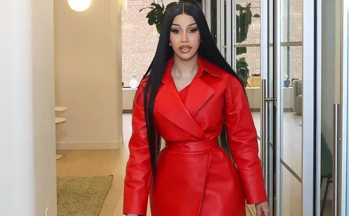 
          Imagem ilustrativa da imagem Cardi B é considerada inocente de agressão e cochila em tribunal durante julgamento
          