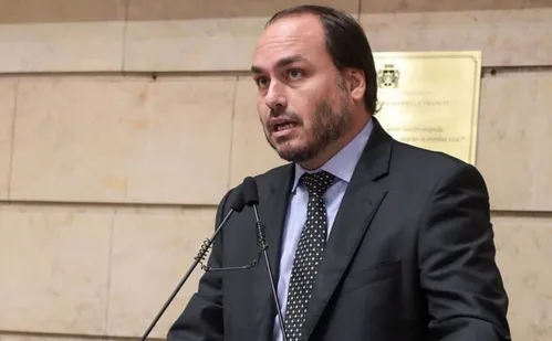 
          Imagem ilustrativa da imagem Carlos Bolsonaro passa bem após ir a hospital com notícia da prisão do pai
          