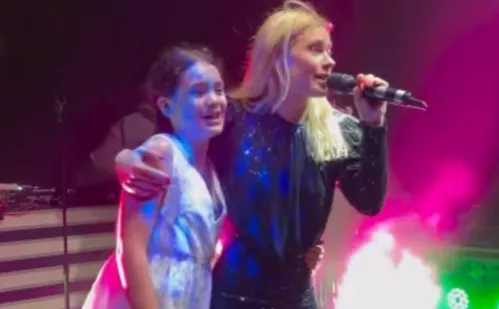 
          Imagem ilustrativa da imagem Carolina Dieckmann e neta de Preta Gil cantam 'Sinais de Fogo' em festa
          