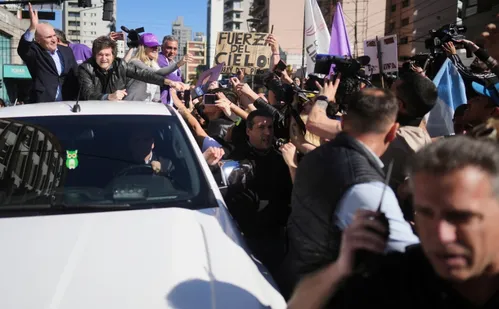 
          Imagem ilustrativa da imagem Carreata de Milei é alvo de pedradas durante evento de campanha
          