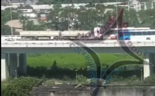 
          Imagem ilustrativa da imagem Carreta sobe pela contramão na 2ª Ponte e trava trânsito em Vitória
          