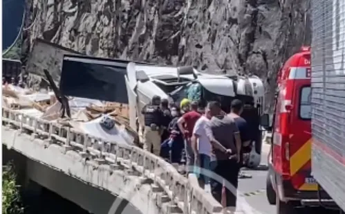 
          Imagem ilustrativa da imagem Carreta tomba e interdita totalmente BR-262 em Venda Nova do Imigrante
          