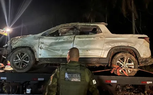 
          Imagem ilustrativa da imagem Carro de homens desaparecidos no PR é encontrado enterrado com marcas de sangue
          