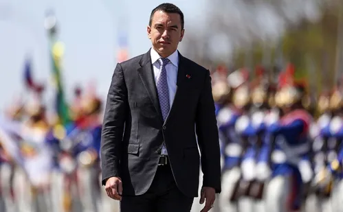 
          Imagem ilustrativa da imagem Carro do presidente do Equador é atacado; 5 são detidos
          