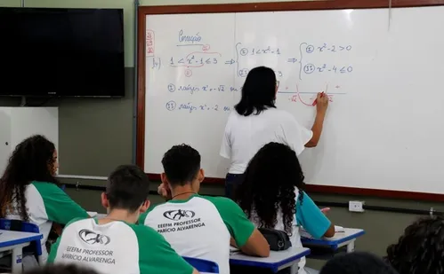 
          Imagem ilustrativa da imagem Casagrande envia projeto que beneficia profissionais da educação do ES à Assembleia
          