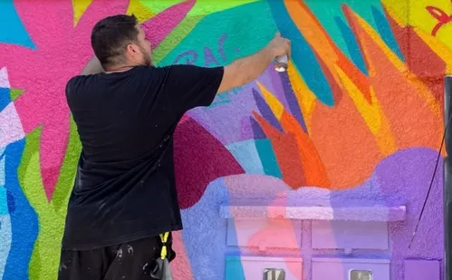 
          Imagem ilustrativa da imagem Centro de Vitória ganha mural para celebrar a história portuária
          