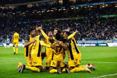 
          Imagem ilustrativa da imagem Chances de permanência do Sport na Série A aumentam após vitória contra o Grêmio
          