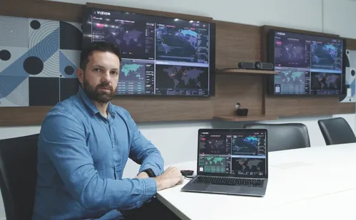 
          Imagem ilustrativa da imagem Cibersegurança: Empresas criam "salas de guerra" para combater ataques virtuais
          