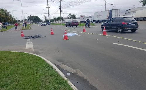 
          Imagem ilustrativa da imagem Ciclista morre após ser atropelado por caminhão em avenida da Serra
          