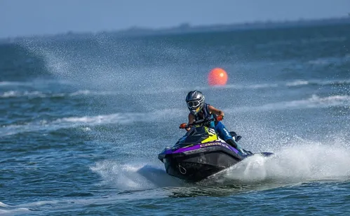 
          Imagem ilustrativa da imagem Circuito novo de jet ski agita os mares pelo Espírito Santo
          