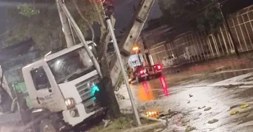 
          Imagem ilustrativa da imagem Colisões de veículos contra postes crescem em Pernambuco
          