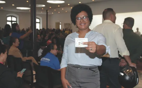 
          Imagem ilustrativa da imagem “Com a carteira profissional, vou ser motorista de ônibus”, diz trancista
          