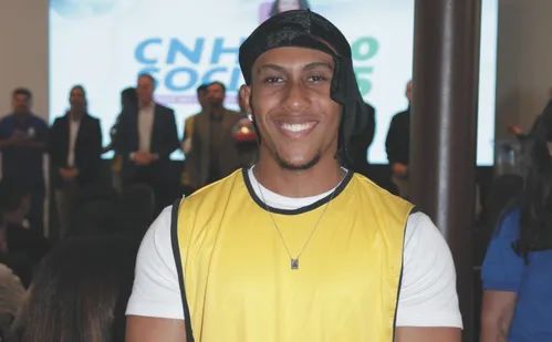 
          Imagem ilustrativa da imagem “Com a carteira profissional, vou ser motorista de ônibus”, diz trancista
          