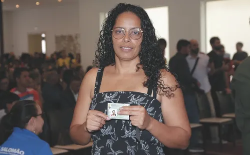 
          Imagem ilustrativa da imagem “Com a carteira profissional, vou ser motorista de ônibus”, diz trancista
          