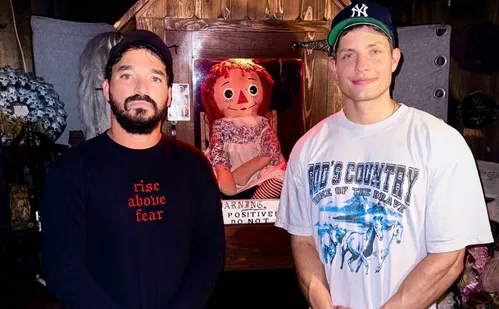 
          Imagem ilustrativa da imagem Comediante e youtuber compram casa onde fica a boneca Anabelle
          