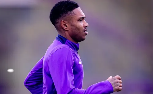 
          Imagem ilustrativa da imagem Como Vitinho chega fisicamente ao Corinthians e quando poderá estrear?
          