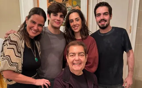 
          Imagem ilustrativa da imagem Faustão se recupera bem, apesar do estado de saúde complicado, diz João Silva
          